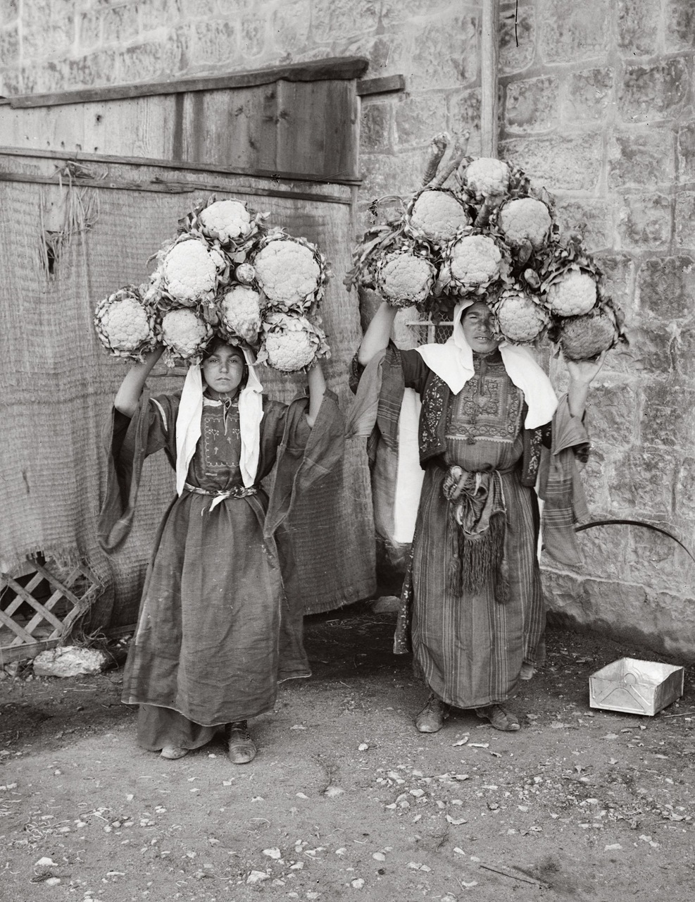 Крестьянки нагруженные цветной капустой. 1900-1920